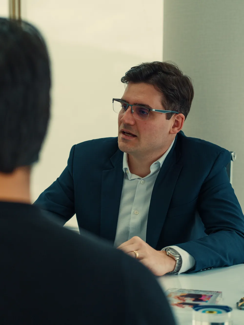 Dr. Alexandre Antonaccio conversando com um paciente durante a consulta